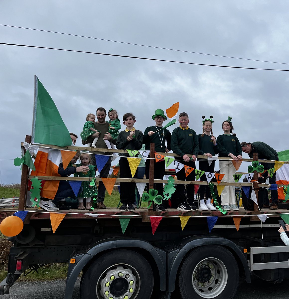 Ghlac muid páirt i bParáid Lá ‘le Padraig san Áird Mhóir agus i gCill Chiaráin inné agus bhí an-lá go deo againn 🍀 Bhí ríméad orainn gur éirigh linn an chéad áit a bhaint amach sa dá pharáid 🏆 Sé an comhoibriú a bhuaigh dúinn é 👏🏻⭐️ #LaFheilePadraig