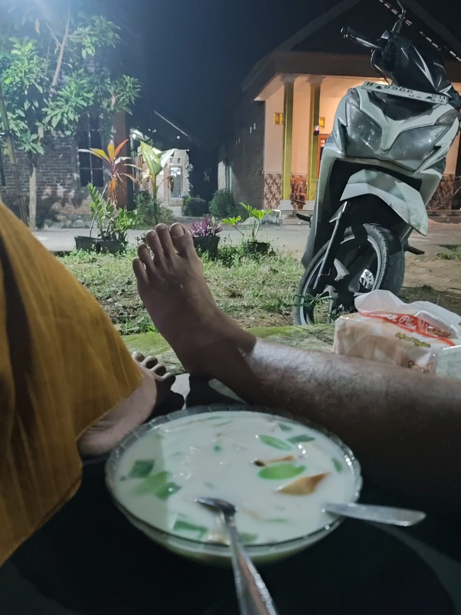 Tak apa menjadi biasa saja, ditengah dunia yang mengejar ketidakbiasaan 🤍 berbahagialah dgn cara kalian ☺