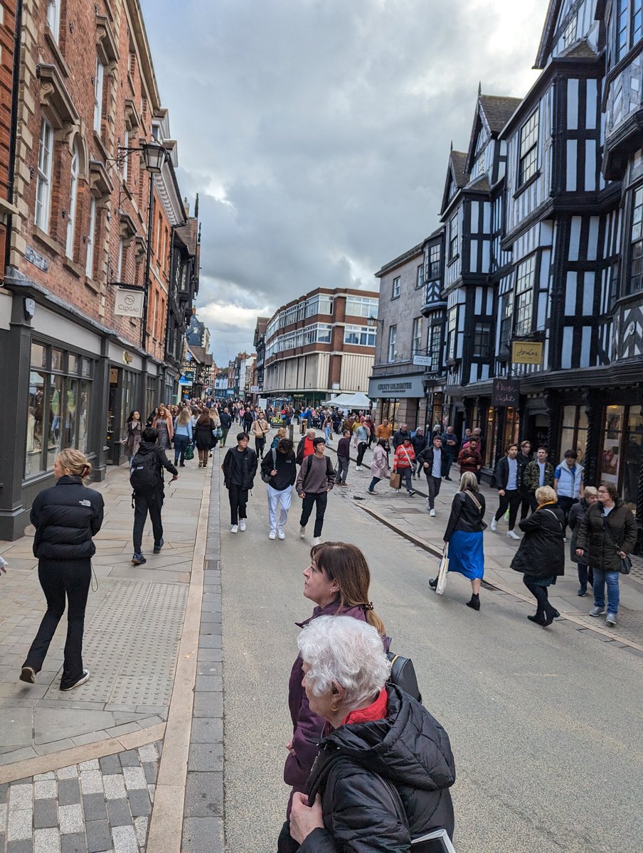 #carfree weekends in #shrewsbury town centre. This is High Street and usually full of cars. Pedestrianisation is not bad for business. The atmosphere is relaxed, safe and much quieter!