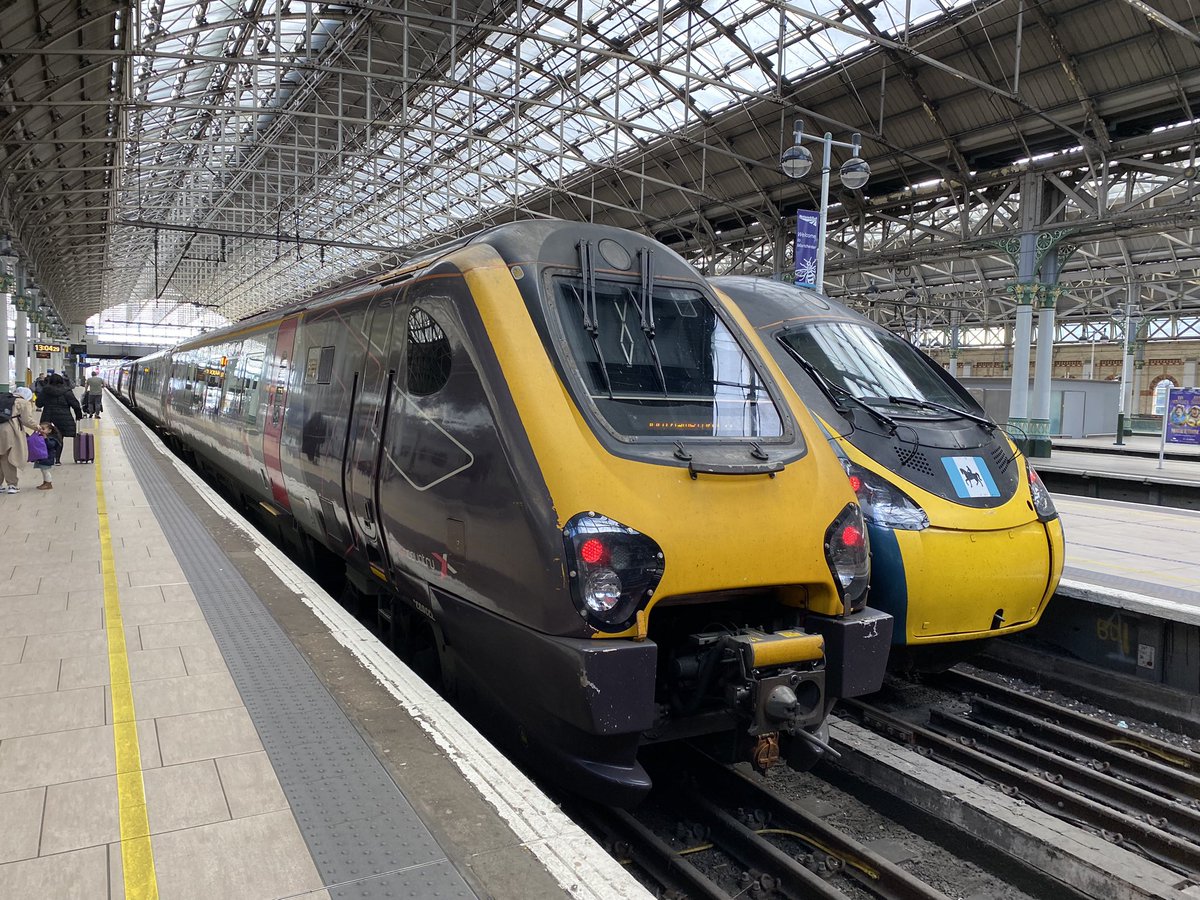 loypass_SCCar's tweet image. 🚄🚄 @CrossCountryUK Voyagers 220 022/028 are the chariot home. Manchester Picc so empty today it’s … unnervingly atmospheric. #class220 @NetworkRailMAN