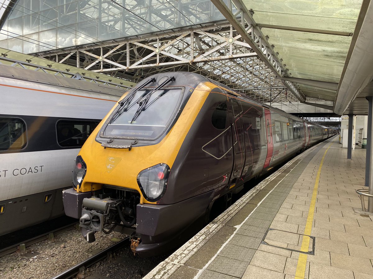 loypass_SCCar's tweet image. 🚄🚄 @CrossCountryUK Voyagers 220 022/028 are the chariot home. Manchester Picc so empty today it’s … unnervingly atmospheric. #class220 @NetworkRailMAN