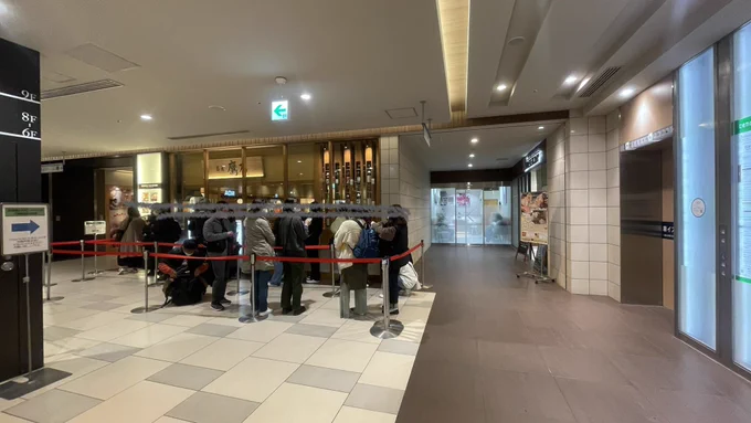 初・さわやか参戦新静岡セノバ店10:00整理券配布開始10:45開店9:30にセノバの5階へ。一番乗りかと思ったのに、既に20人待ち雨&寒いので屋内で待てて助かった。9:55には私の後ろに20人。つまり10:00以降に来たら遅い私は13グループ目=開店と同時に入れる番号をゲット。作戦成功 