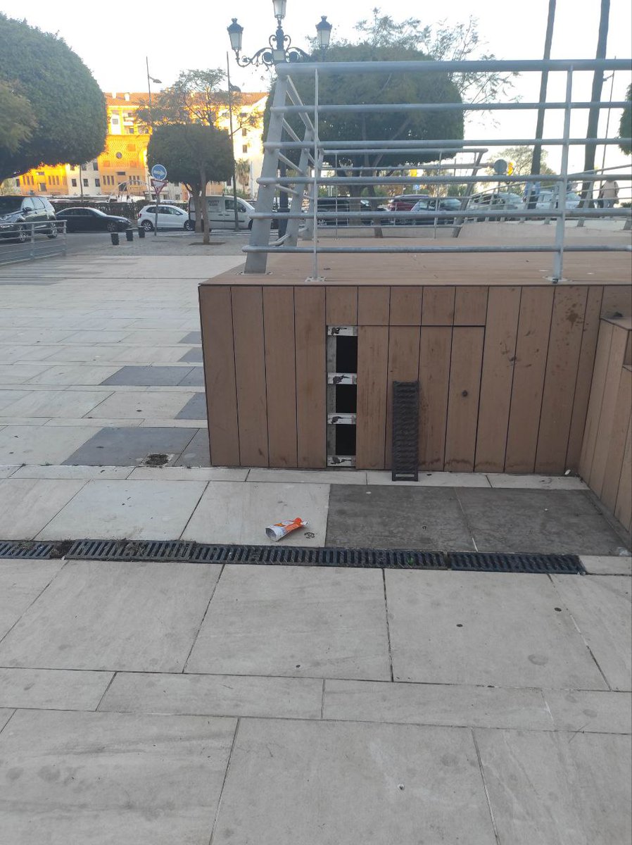 OSPSanPedro's tweet photo. Así se encuentra la Plaza Vista Alegre, inaugurada en 2016 por OSP atendiendo a las necesidades de la zona. Esta es la gestión de abandono que vivimos en San Pedro con el PP.
#sanpedromerecemas #somosdeaqui #sanpedroalcantara #PlazaVistaAlegre https://t.co/OtnI1l6ubL