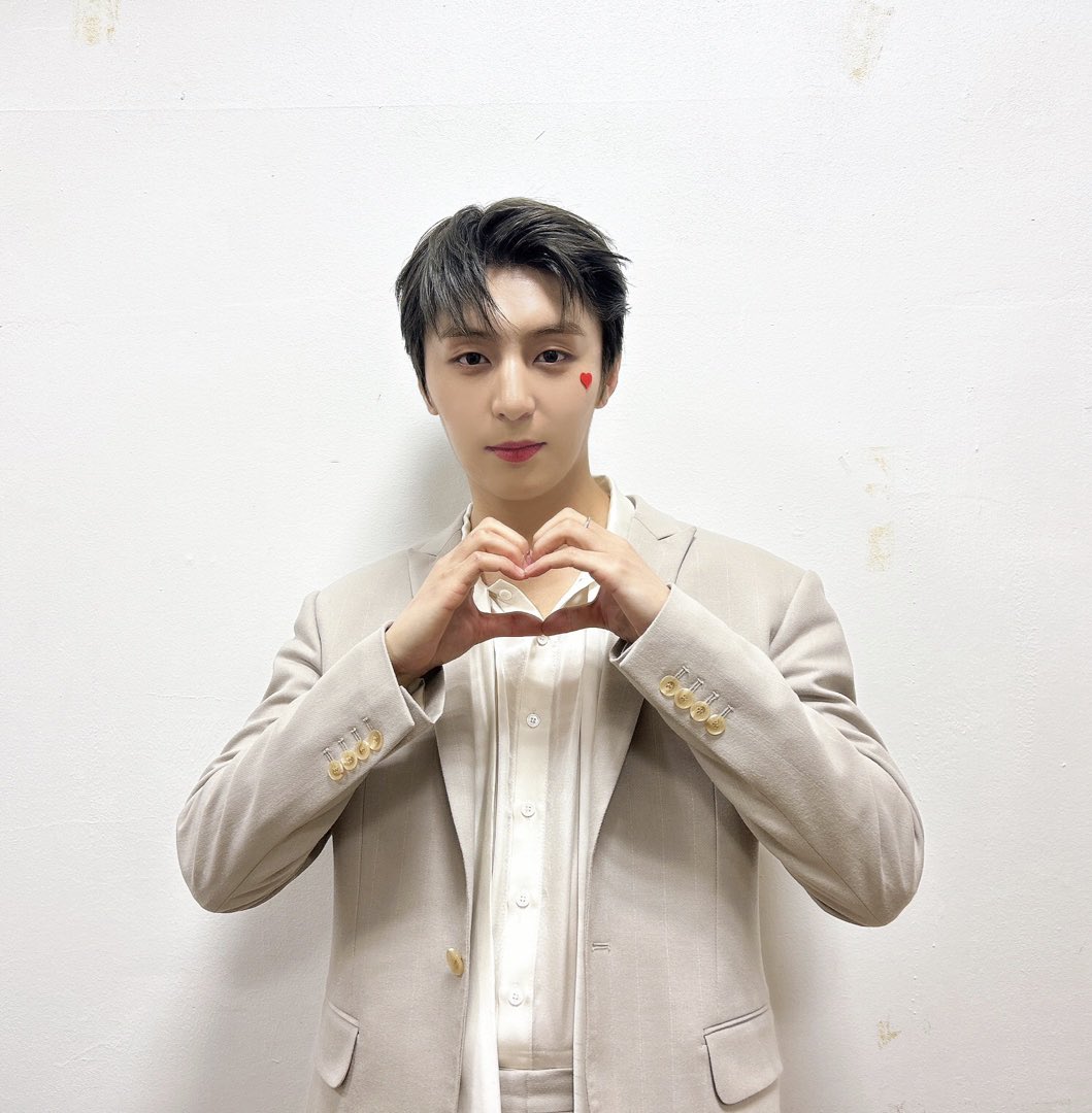 GoldenChild's tweet photo. [📸] 230318
오늘도 #골드니스 덕분에 행복한 기억 
가득 안고 가요❣ 항상 고마워요🥰

#Y #최성윤 #ChoiSungYun
#골든차일드 #GoldenChild #GNCD
#바람이라면 #내가_바람이라면_Y곁에_머물게 https://t.co/yvk6GjlFgl