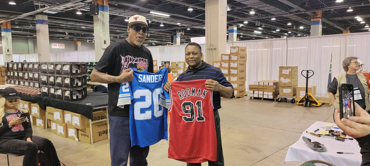 BarrySanders's tweet photo. A little #detroit live between me and @dennisrodman - good to see you man https://t.co/VGKahVmye7