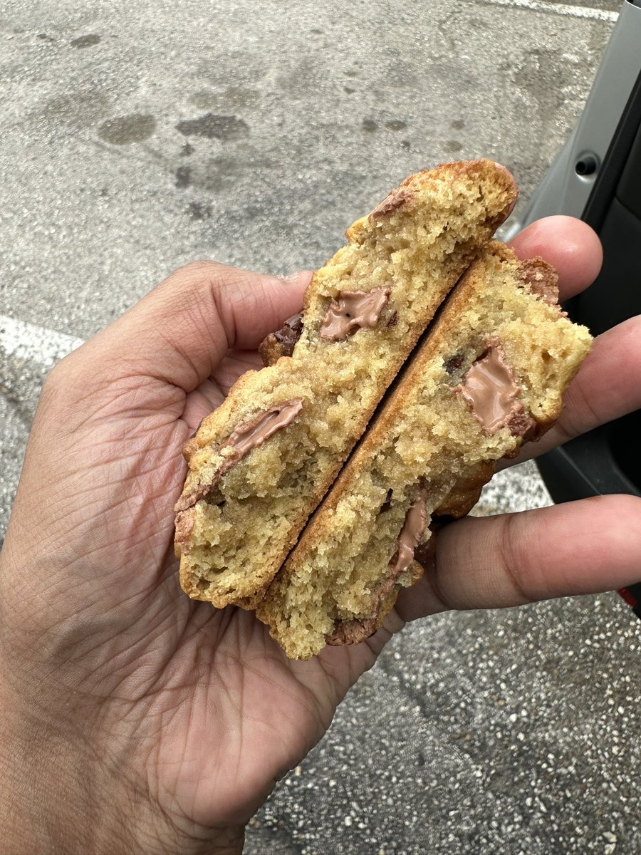 EricEatsHTX's tweet photo. Pudgy’s Fine Cookies 
📍1010 N. Shepherd Dr. Houston, Tx
IG: PudgysFineCookies

The Pudgy (2)
Big Oreo 
Great White Hype 
Oatmeal 
Reese’s https://t.co/0LRBe0p8nx