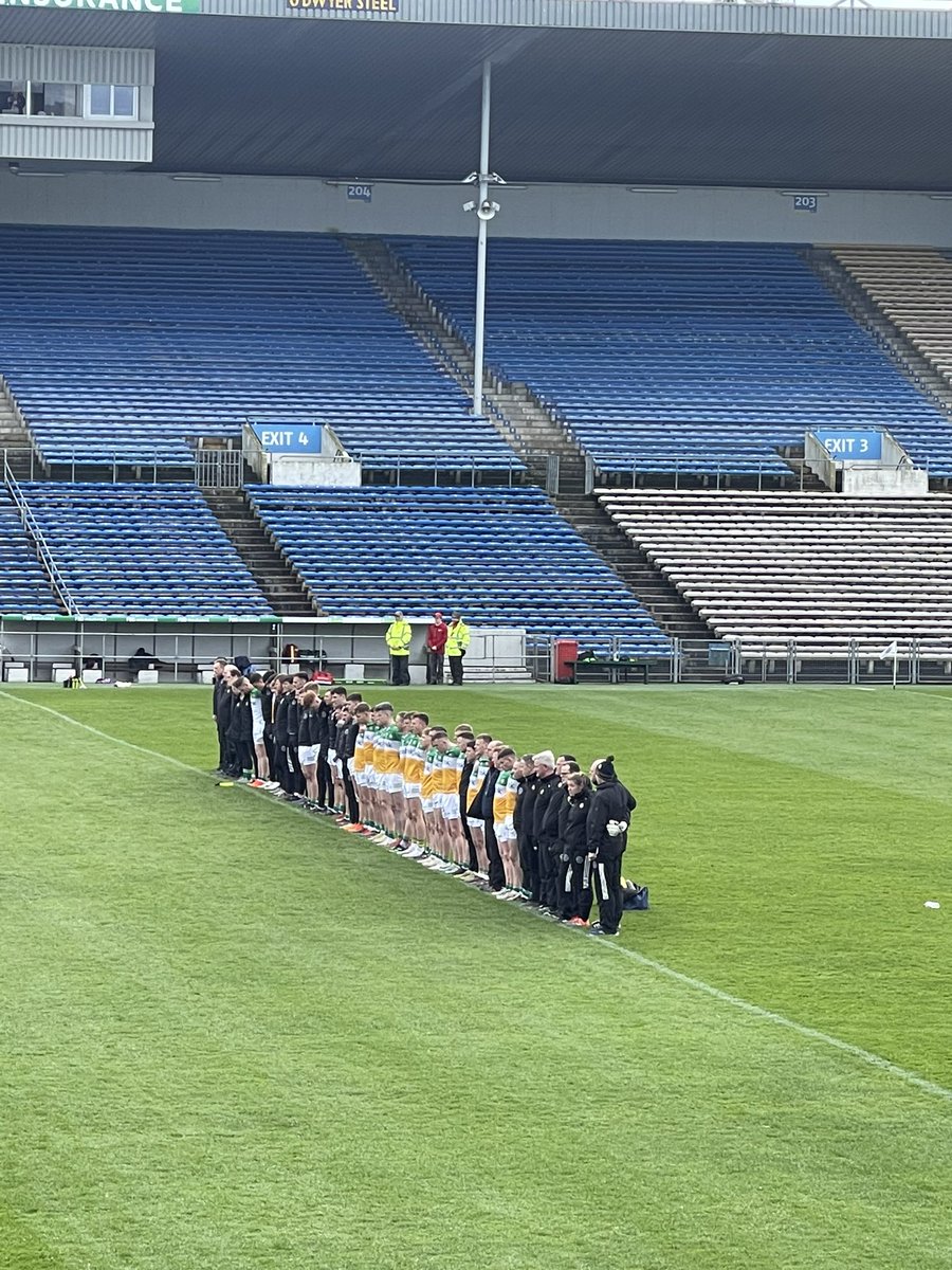 Offaly_GAA's tweet photo. Offaly players, management &amp; backroom personnel stand together to observe a minute's silence in respect of team manager Liam Kearns R.I.P. ahead of the Allianz League game v @TipperaryGAA in FBD Semple Stadium. https://t.co/JAl9yKFrye