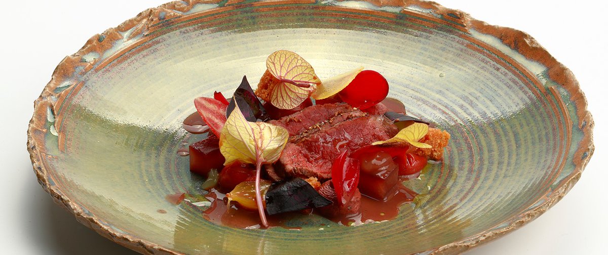 VALDERRAMANL's tweet image. 𝐕𝐀𝐋𝐃𝐄𝐑𝐑𝐀𝐌𝐀 𝐎𝐋𝐈𝐉𝐅𝐎𝐋𝐈𝐄 &amp;amp; 𝐑𝐄𝐂𝐄𝐏𝐓𝐄𝐍 𝐕𝐀𝐍 𝐓𝐎𝐏𝐂𝐇𝐄𝐅𝐒 
𝘊𝘢𝘴𝘪𝘮𝘪𝘳 𝘌𝘷𝘦𝘯𝘴, 𝘳𝘦𝘴𝘵𝘢𝘶𝘳𝘢𝘯𝘵 𝘝𝘢𝘯𝘦 | 𝘌𝘪𝘯𝘥𝘩𝘰𝘷𝘦𝘯

Hert gerookt in jeneverbes,  kweepeer en  kruidkoek

Voor het recept &amp;amp; werkwijze klik hier:  bit.ly/3JMDpEa