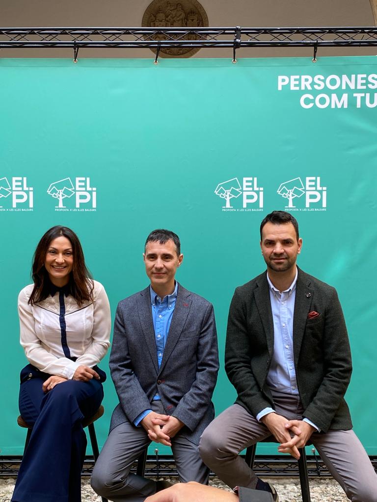 CabreraCarles's tweet photo. Avui @ElPi_Palma hem presentat a l'@estudigeneral la candidatura que el pròxim 28 de maig m'acompanyarà a Cort per primer pic. Proposta per les Illes hem vengut per remallorquinitzar Palma #personescomtu #estempsdecanvi #palmaenescentre https://t.co/JCY3eaYGY1