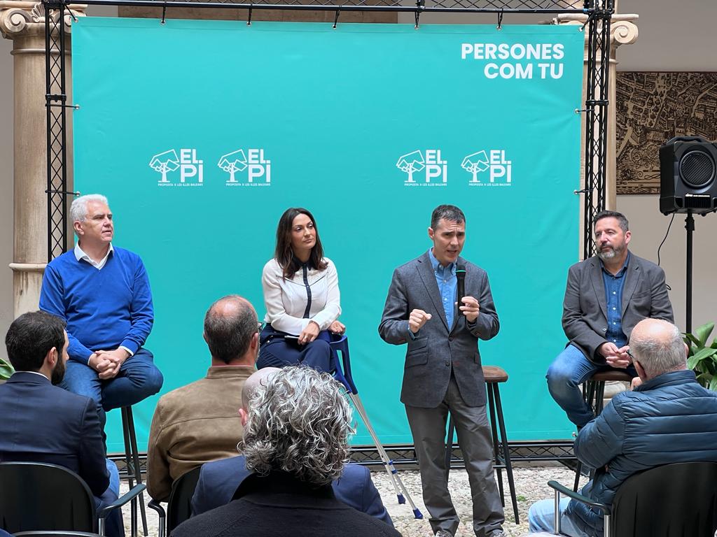 CabreraCarles's tweet photo. Avui @ElPi_Palma hem presentat a l'@estudigeneral la candidatura que el pròxim 28 de maig m'acompanyarà a Cort per primer pic. Proposta per les Illes hem vengut per remallorquinitzar Palma #personescomtu #estempsdecanvi #palmaenescentre https://t.co/JCY3eaYGY1