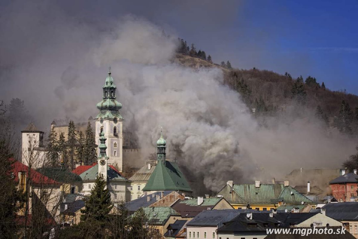 mariangarai's tweet photo. Velky poziar v historickej Banskej Stiavnici 18.3.2023 zhorelo niekolko striech budov vratane Banky lasky, zakladnej umeleckej skoly a pod. https://t.co/Pcivo4TRPP