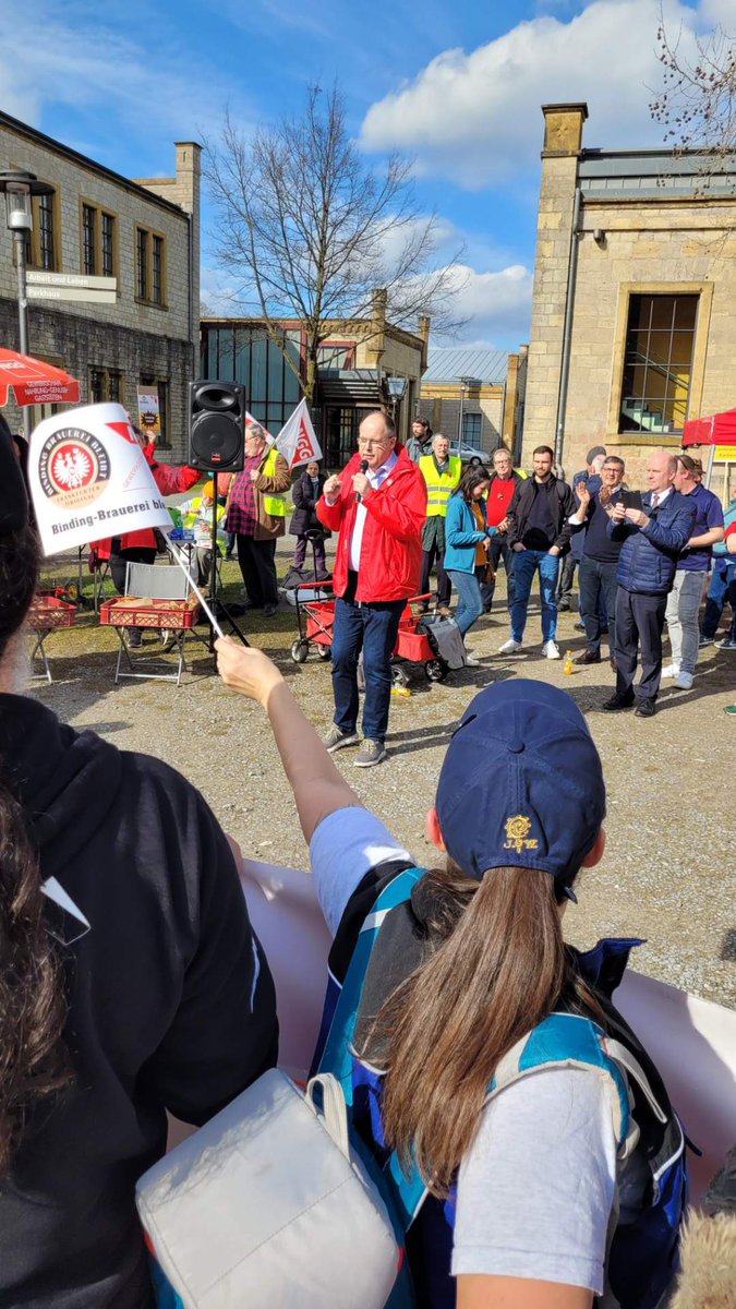 SKoerzell's tweet photo. Der Oetkerkonzern muss die Entscheidung, die Binding Brauerei in #Frankfurt zu schließen, zurücknehmen. 150 Beschäftigte und ihre Familien brauchen eine Perspektive. #Oetker
#Bindingbleibt @dgb_news @GewerkschaftNGG @DGBHeTh @DGBNRW @an1961weber @M_Rudolph_KS https://t.co/FXARJGKMYH