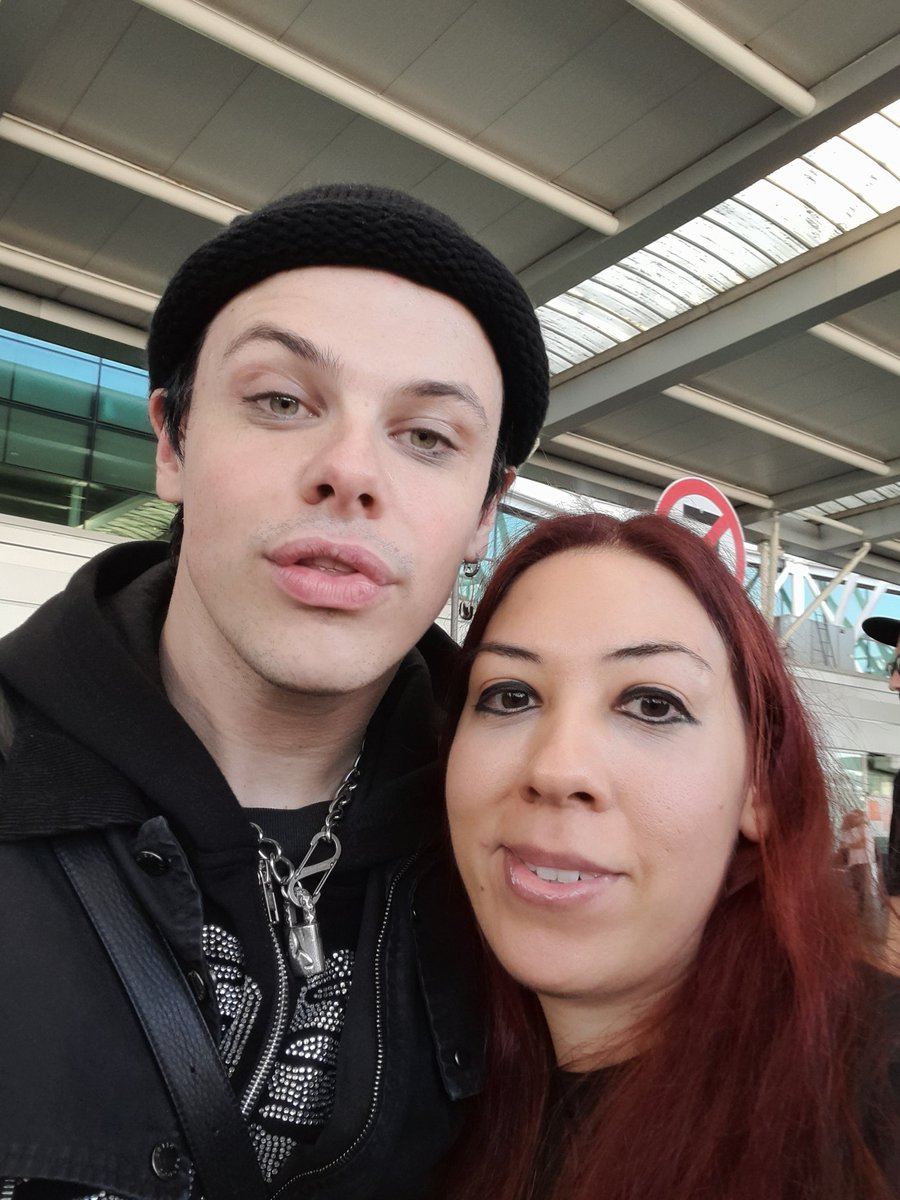 FreeAs_MyHair's tweet photo. Te amo Dom ๐ค๐ค @yungblud ๐ค al fin pude conocerte y verte cantar en vivo ayer! Ahora estoy esperando para verte en el lollapalooza ๐ฆ๐ท๐ค
#yungblud #bhc @YungbludArmy #blackheartsclub #yungbludfan #dominicharrison #yungbludarmy https://t.co/AAW4fxm8Ar