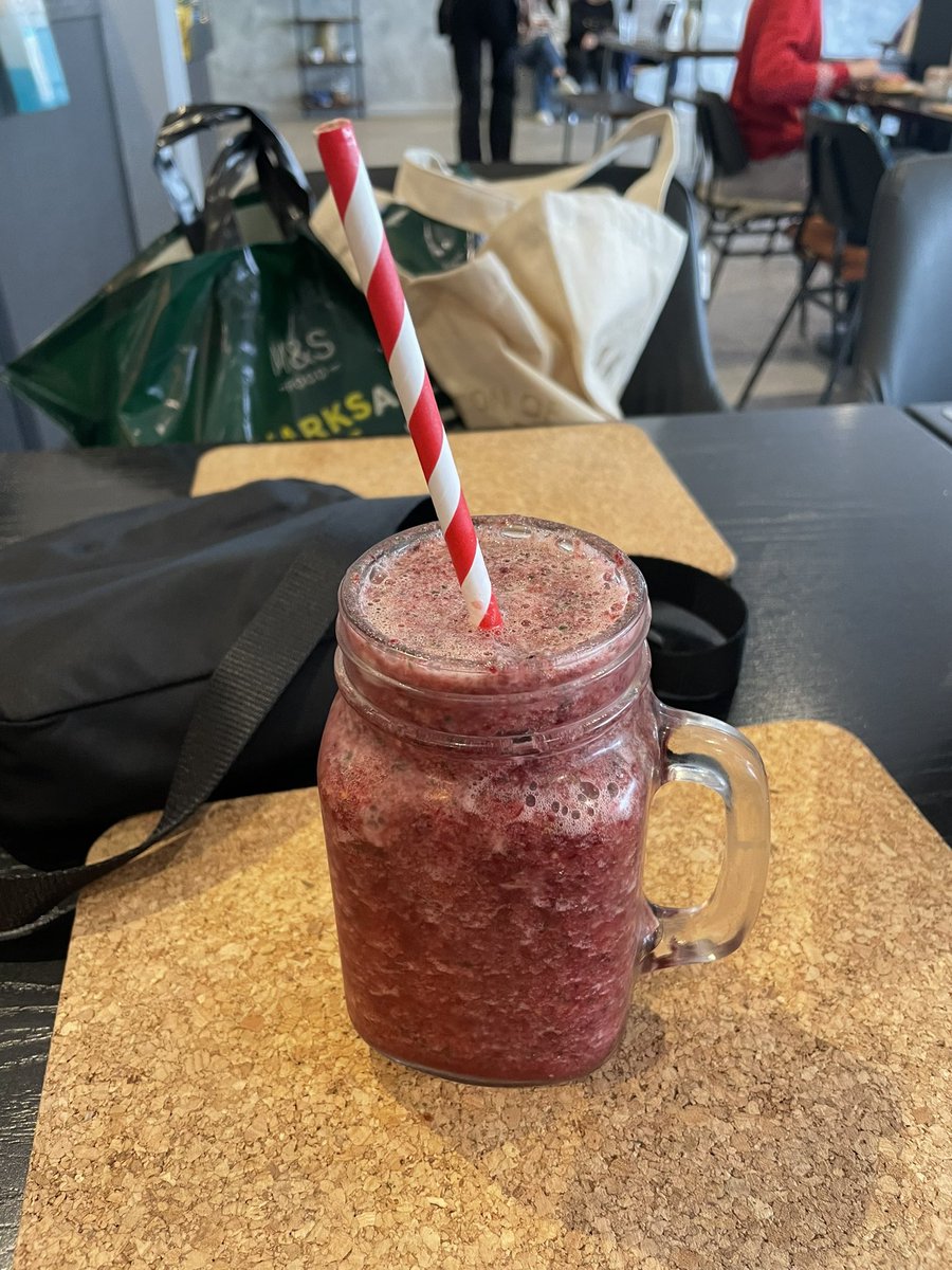 #Milansanremo is a day for being sedentary and eating all the Italian snacks / drinking the Italian beer. I’ve got a beetroot, spinach, lime, apple and cucumber smoothie. I’ve completely screwed up @writebikerepeat @AnnamacB @gcntweet