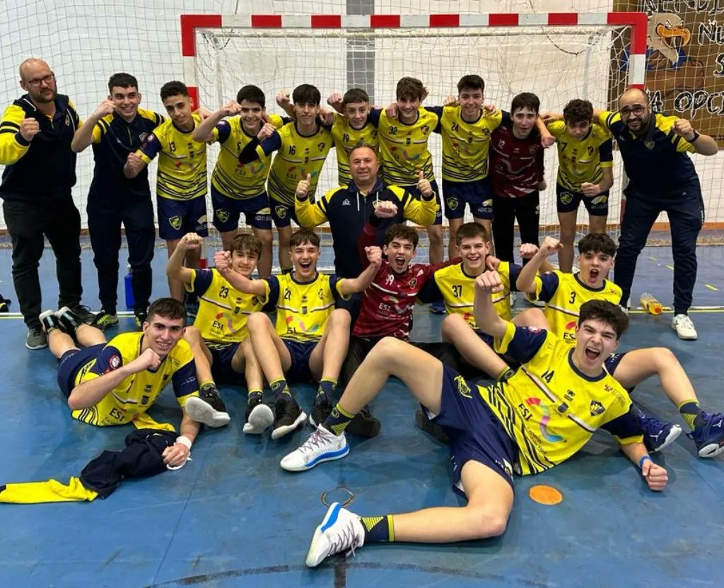 CBMBullense's tweet photo. ¡¡¡ A LA FINAL !!!
Nuestros chicos del cadete logran una plaza en la final por el campeonato regional ante un gran rival @FCCartagenaCAB
Mañana la final ante @CBMAGUILAS a las 18.00h
#Balonmano #Bullense #Bullas #Cantera https://t.co/UdvnAbTahB