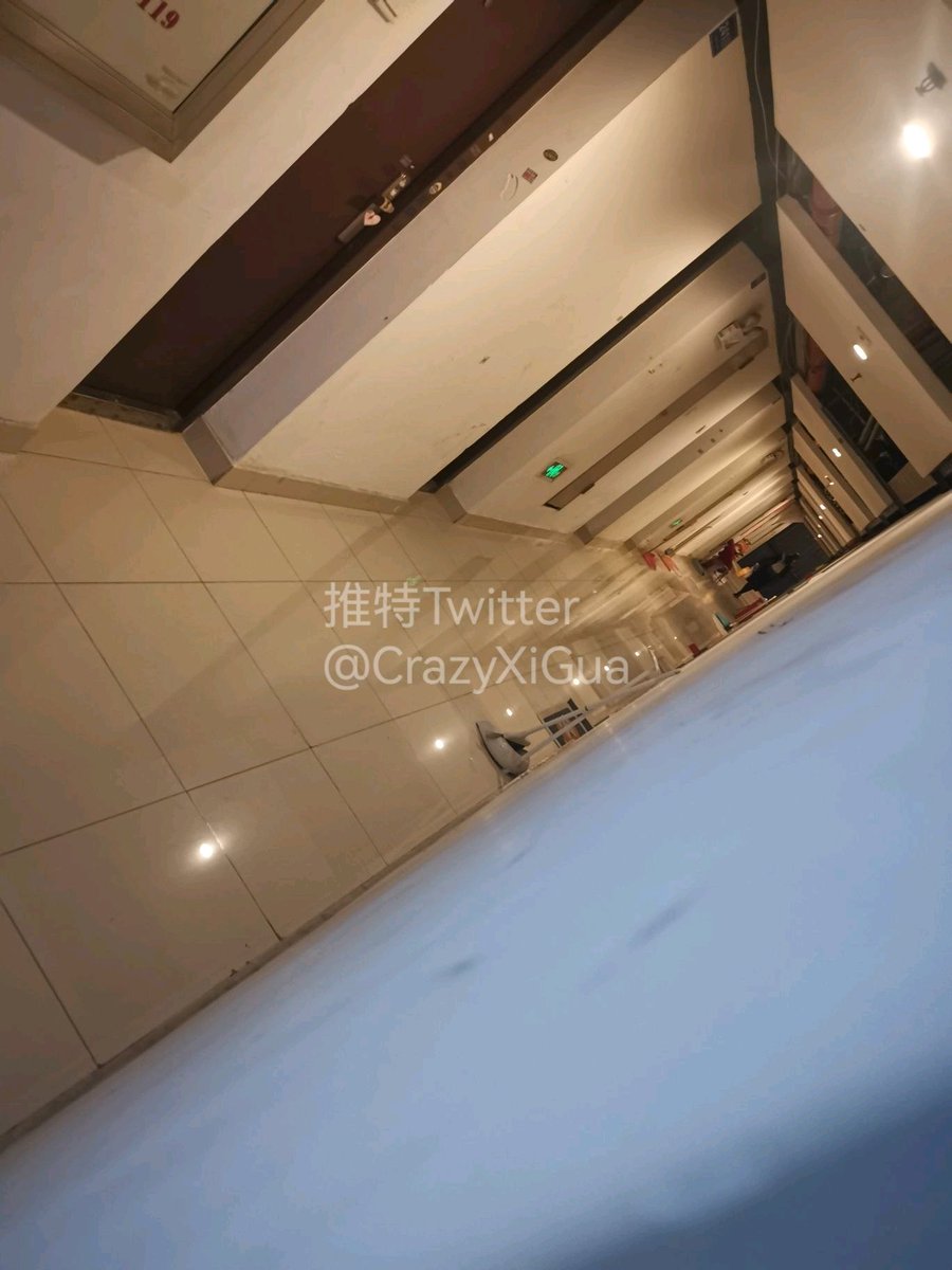又碰到一个售楼部的案场客服，一路尾随，只可惜鞋子没脱外面。#扫楼 #打胶 #扫楼打胶 #射鞋 https://t.co/WOcyU2tOn8
