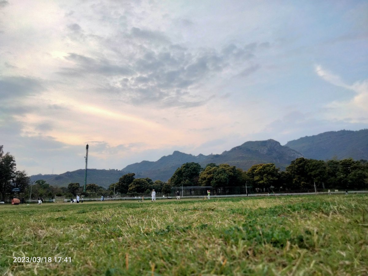 KhanpkWajid's tweet photo. Some times you just need to lay down on earth and feel the nature and thanks to Allah for such a beautiful world 🌍.
#GreenDay #GoGreen
#treeslife https://t.co/DqvCbJI8BN