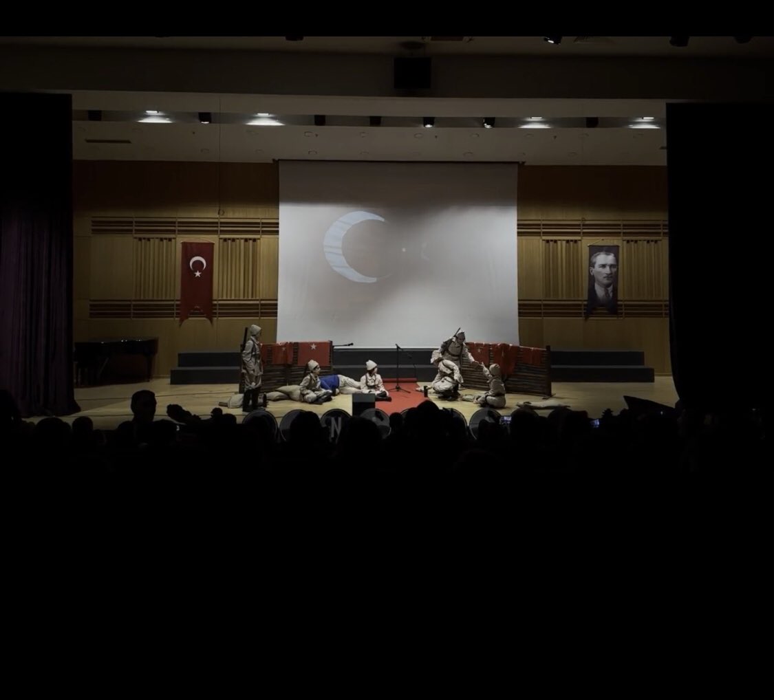 Vurulup tertemiz alnından uzanmış yatıyor.Bir hilal uğruna ya rab ,ne güneşler batıyor!Çanakkale Zaferi’nin 108.yılı kutlu olsun. <a href="/AcibademDoga/">Acıbadem Bilim Doğa Koleji</a> @ddestegul35 <a href="/mrccck/">Meriç Çiçek Kalem</a> <a href="/cigdemkarakas16/">Çiğdem Karakaş</a> <a href="/ZLEM11654229/">Özlem GÜNDÜZ</a> @