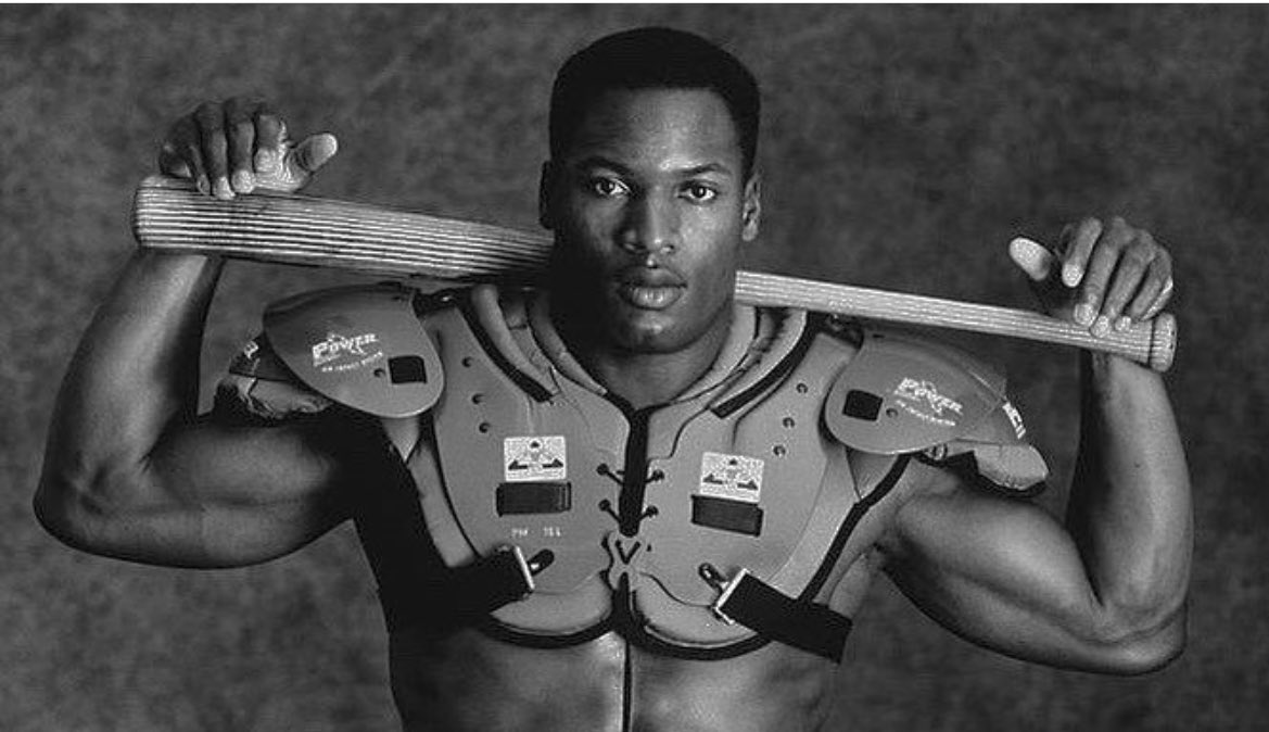nut_history's tweet photo. Bo Jackson in arguably the greatest sports cards photos of all time. https://t.co/oq1KCGAV27