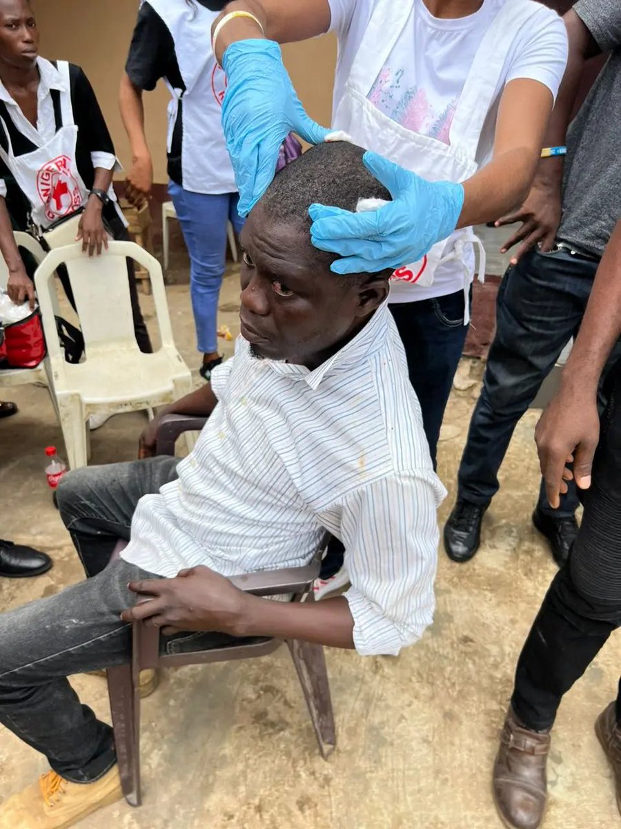 vanguardngrnews's tweet photo. Elections: Thugs invade Lagos polling units, smash bottles on voter’s head
https://t.co/Zw6Bs0nMzC
#INECElectionResult 
#governorshipelection2023
#nigeriandecides2023 
#INECElectionResult https://t.co/cgz9jyZaSh