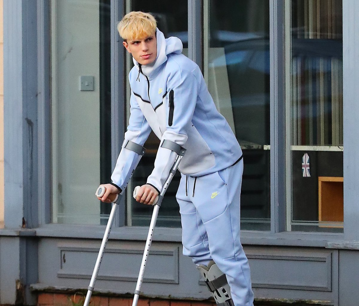 Lilian Chan on Twitter "Man United star Alejandro Garnacho is spotted on crutches and wearing a