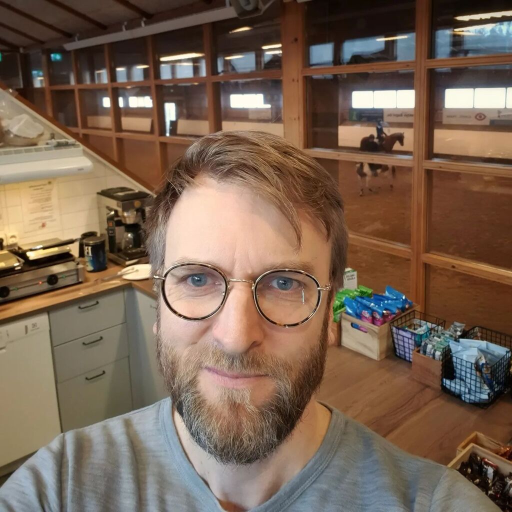 MatsEk's tweet photo. Kaféansvarig i 3,5 h på ridskolan.
#selfie #familjeliv #ridhus #psykiatern https://t.co/PljlqxadPX https://t.co/HBUVNqQD7K