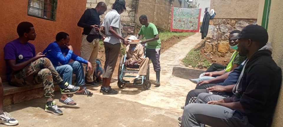 KacyiruNYC's tweet photo. Uyu munsi urubyiruko rwo muri 
@Kacyirusector
 rwakoze umuganda wihariye w urubyiruko aho bakoreye amasuku ndetse bakanasangira n umusaza warokotse genocide yakorewe abatutsi  mu 1994
@Unity_MemoryRw
 
@YouthCultureRW

@GasaboYouth
  
@RwandaYouth https://t.co/don3emvGth