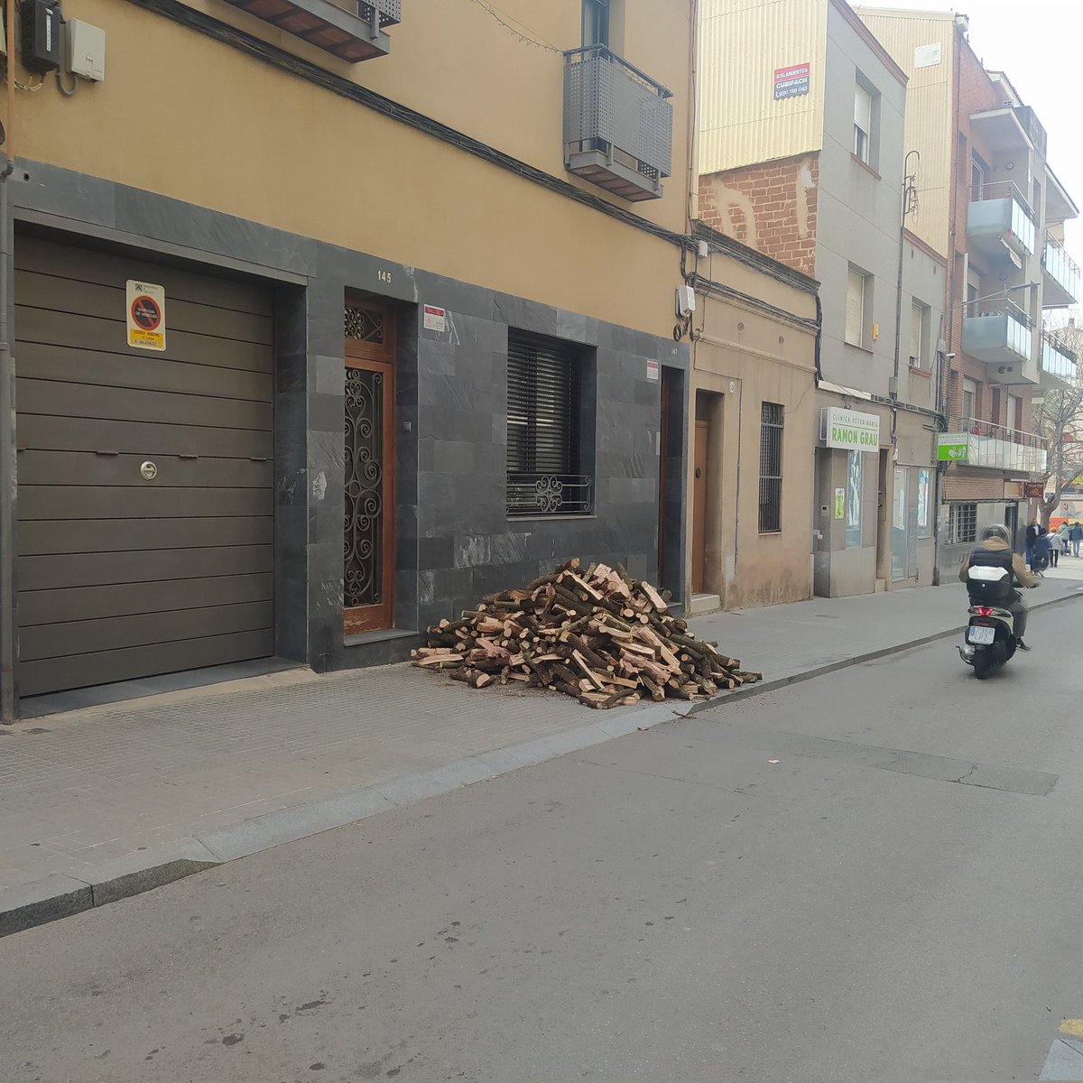 FOTODENÚNCIA: Una pila de troncs de fusta han estat abocats enmig de la vorera del carrer Pare Llaurador de #Terrassa, impedint el pas dels vianants 

📷 <a href="/buit123/">Chinchón</a>