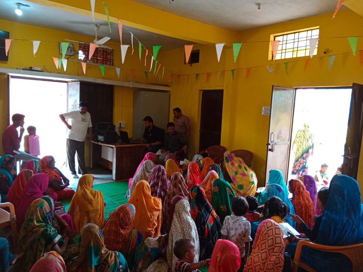 अनुभाग गाड़रवारा में बोदरी पंचायत में लाड़ली बहना योजना के अन्तर्गत 95 ekyc और नवीन खाते खोले जाने का कार्य किया गया। सभी महिलाओं को योजना की संपूर्ण जानकारी प्रदान की गई॥ 
#LadliBehnaYojanaMP