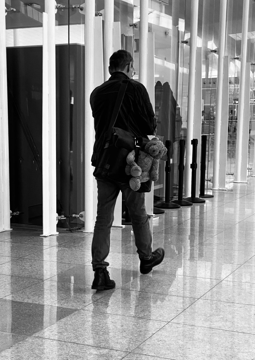 barbarac0imbra's tweet photo. Histórias perdidas pelo aeroporto… https://t.co/6SUfLPRBHm