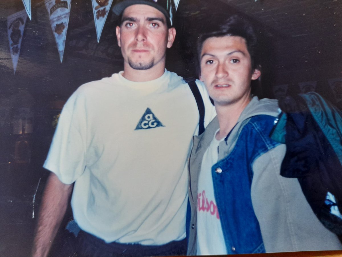 rcoello69's tweet photo. Y subiéndome al tren del mame beisbolero, mi foto con el actual manager de la selección mexicana, @Benji_Gil30 allá por 1996, luego de ganar con @clubtomateros la Serie del Caribe... #WBC2003  #ClasicoMundialDeBeisbol https://t.co/Vl9UruxQqb