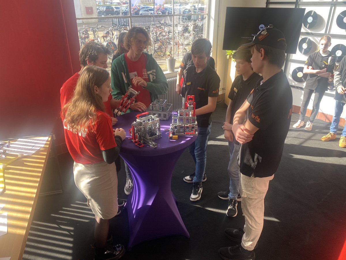 Project- en robotpresentatie tijdens de landelijke finale van de FIRST LEGO League. #FLLNL #FIRSTLEGOLeagueNL #FIRSTLEGOLeague #SUPERPOWERED #robotica #delft #lijmencultuur