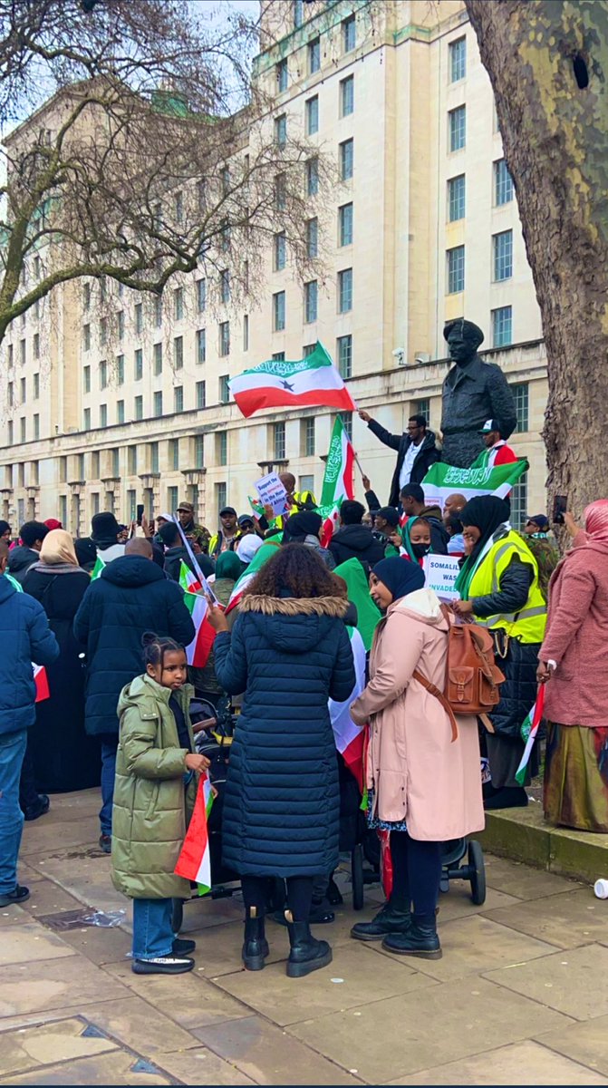 WajaaleMan's tweet photo. Peaceful #demonstration outside @10DowningStreet & @HouseofCommons in support of #Somaliland armed forces - 100s of #British citizens up & down the country came down to #Westminster, London. Somaliland is the only #stable & #democratic country in the #Horn of #Africa & is under threat today by #external forces. The @FCDOGovUK & @RishiSunak must step up efforts to aid Somaliland! 💚🤍❤️