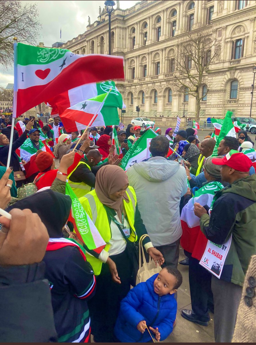 WajaaleMan's tweet photo. Peaceful #demonstration outside @10DowningStreet & @HouseofCommons in support of #Somaliland armed forces - 100s of #British citizens up & down the country came down to #Westminster, London. Somaliland is the only #stable & #democratic country in the #Horn of #Africa & is under threat today by #external forces. The @FCDOGovUK & @RishiSunak must step up efforts to aid Somaliland! 💚🤍❤️