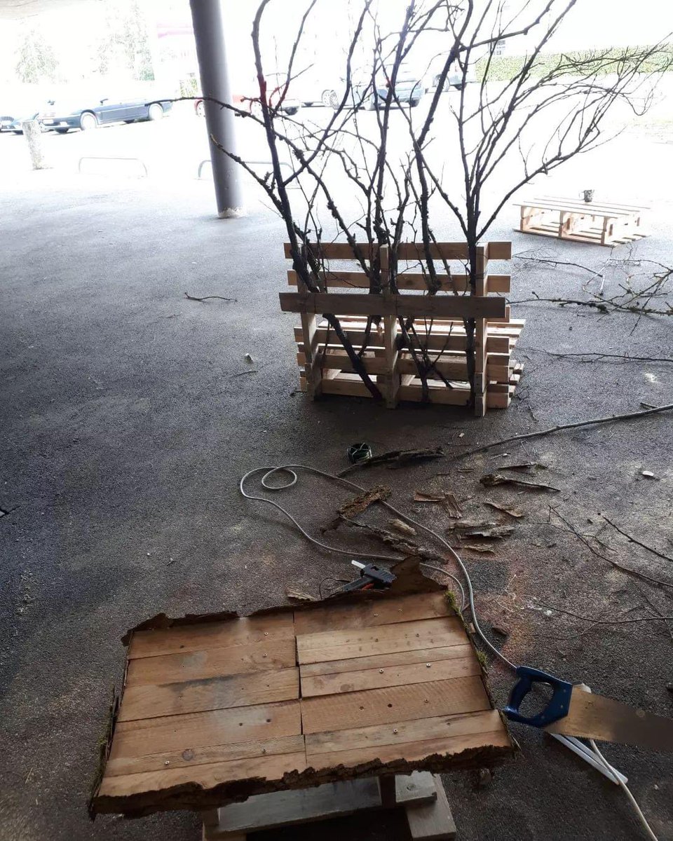 LAF_18_18's tweet image. Deuxième journée de workshop Parcours urbain / Installation in situ, avec l&apos;artiste Anne Houel, auprès des étudiant.e.s de la CPES-CAAP du lycée Alain-Fournier de Bourges.
@annehouel 
#cpescaap 
#cpesarts 
#classeprepaart 
#parcoursurbain
#installation 
#installationinsitu