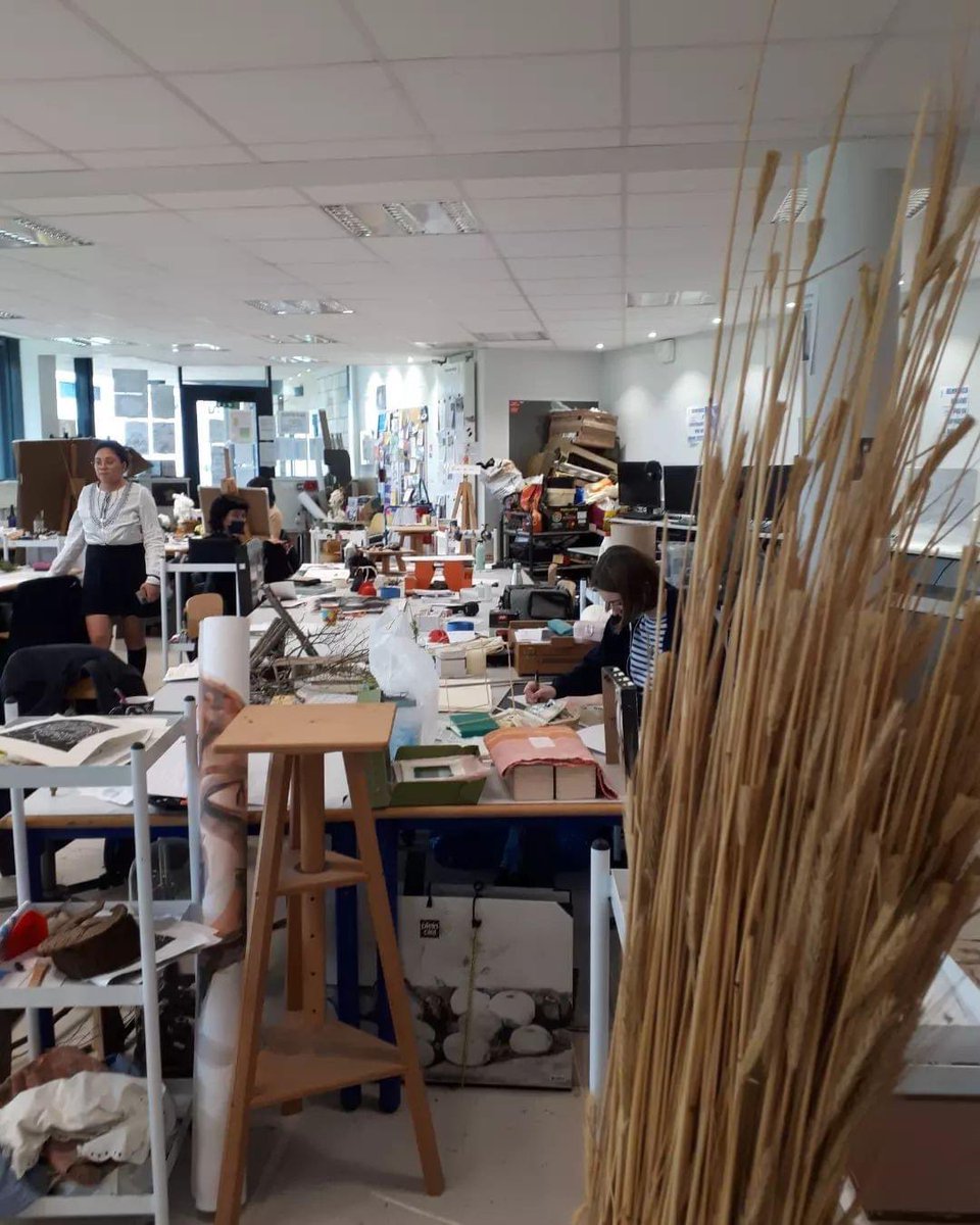 LAF_18_18's tweet image. Deuxième journée de workshop Parcours urbain / Installation in situ, avec l&apos;artiste Anne Houel, auprès des étudiant.e.s de la CPES-CAAP du lycée Alain-Fournier de Bourges.
@annehouel 
#cpescaap 
#cpesarts 
#classeprepaart 
#parcoursurbain
#installation 
#installationinsitu