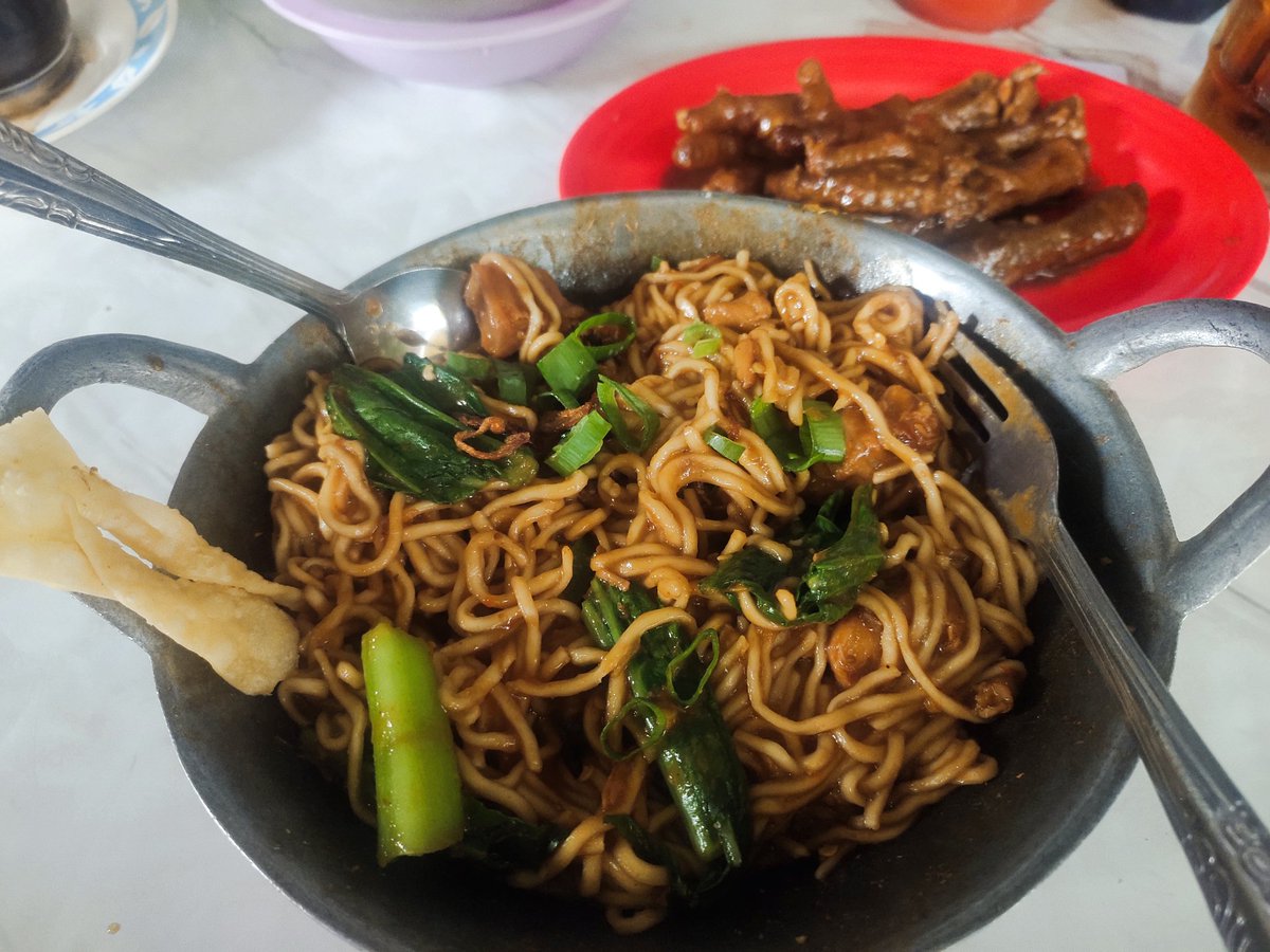 evachostel1's tweet photo. Mie mangap 5/10 menurut aku, buat pencinta mie pedes ini perlu di coba tapi menurut aku mie nya terlalu lembek, jadi kurang nendang di mulut https://t.co/TRQm77e52A
