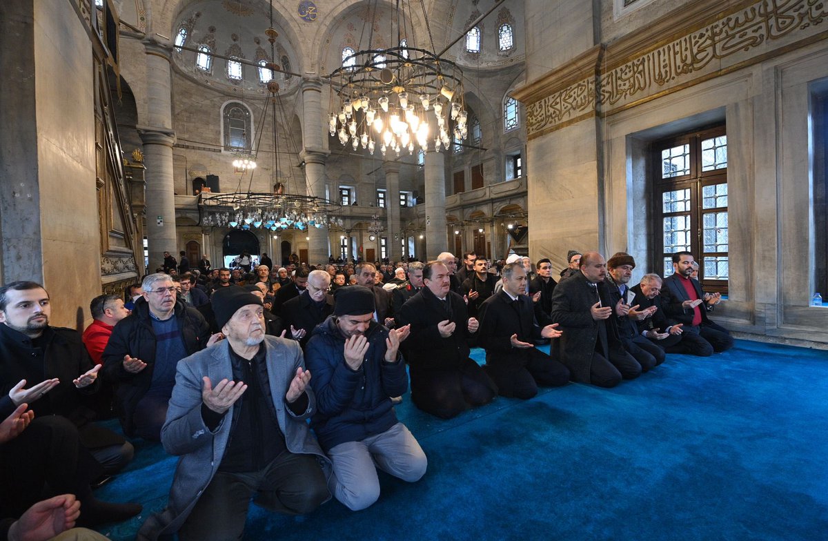 #18Mart #ŞehitlerGünü’nde #EyüpsultanCamii’nde düzenlenen Mevlid-i Şerif Anma Programı’ndaydık.

Vatan uğruna şehit düşen kahramanlarımızı rahmetle, minnetle ve saygıyla yad ediyorum🇹🇷

Makamları âli olsun.

#18MartÇanakkaleZaferi