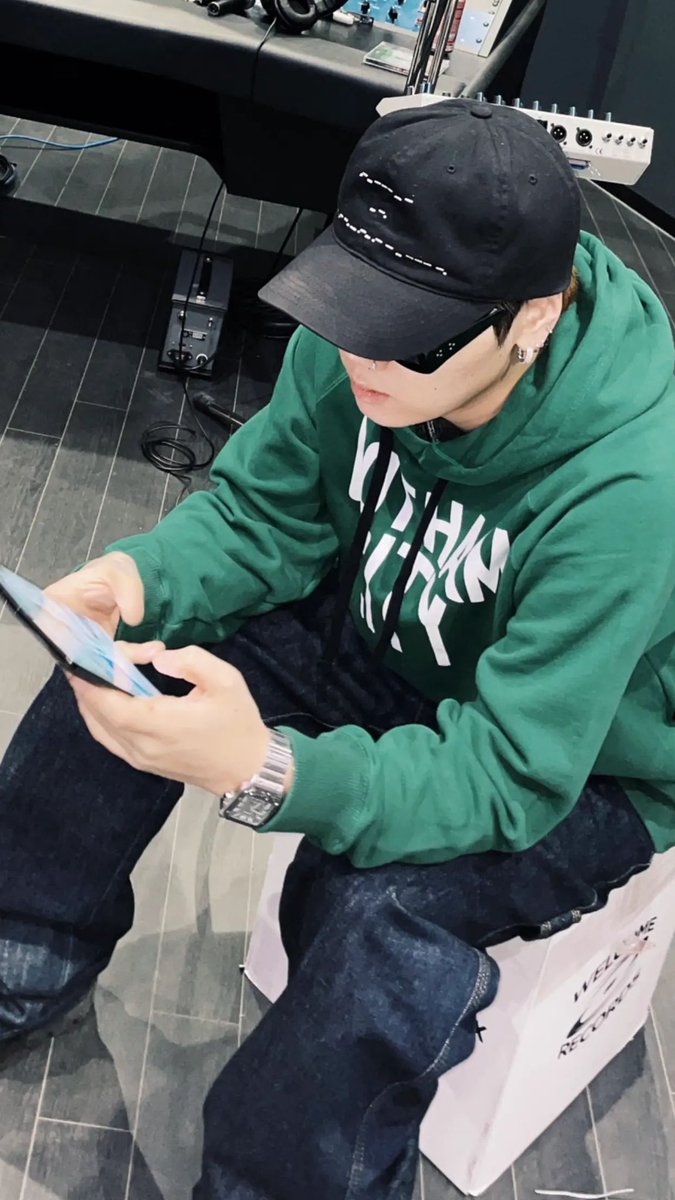 justhiszz's tweet photo. 왜 자꾸 모자쓰냐구.. 난 너 물빠진 머리가 젤 조아.. https://t.co/AnBHT7vic4