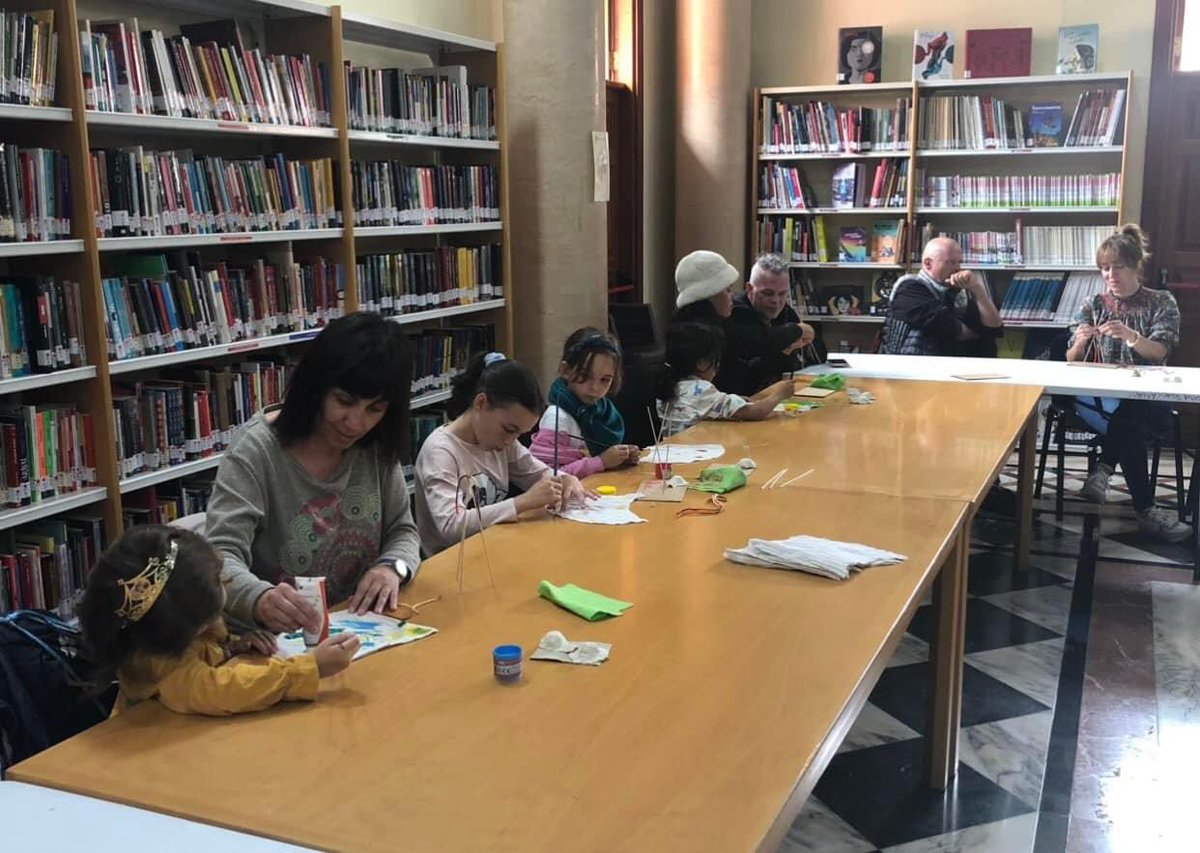 🏠⛺️📖 Esta mañana hemos disfrutado de los #sabadosenlabiblioteca gracias a los cuentos y los talleres 📚🖌️🎨 de “Lar de Cuentos” junto a <a href="/loretosocorro/">Loreto Socorro</a> y las familias 

¡Gracias a todos por hacernos pasar una entrañable mañana junto a las historias y el calor familiar! 👏🏼👏🏼👏🏼👏🏼
