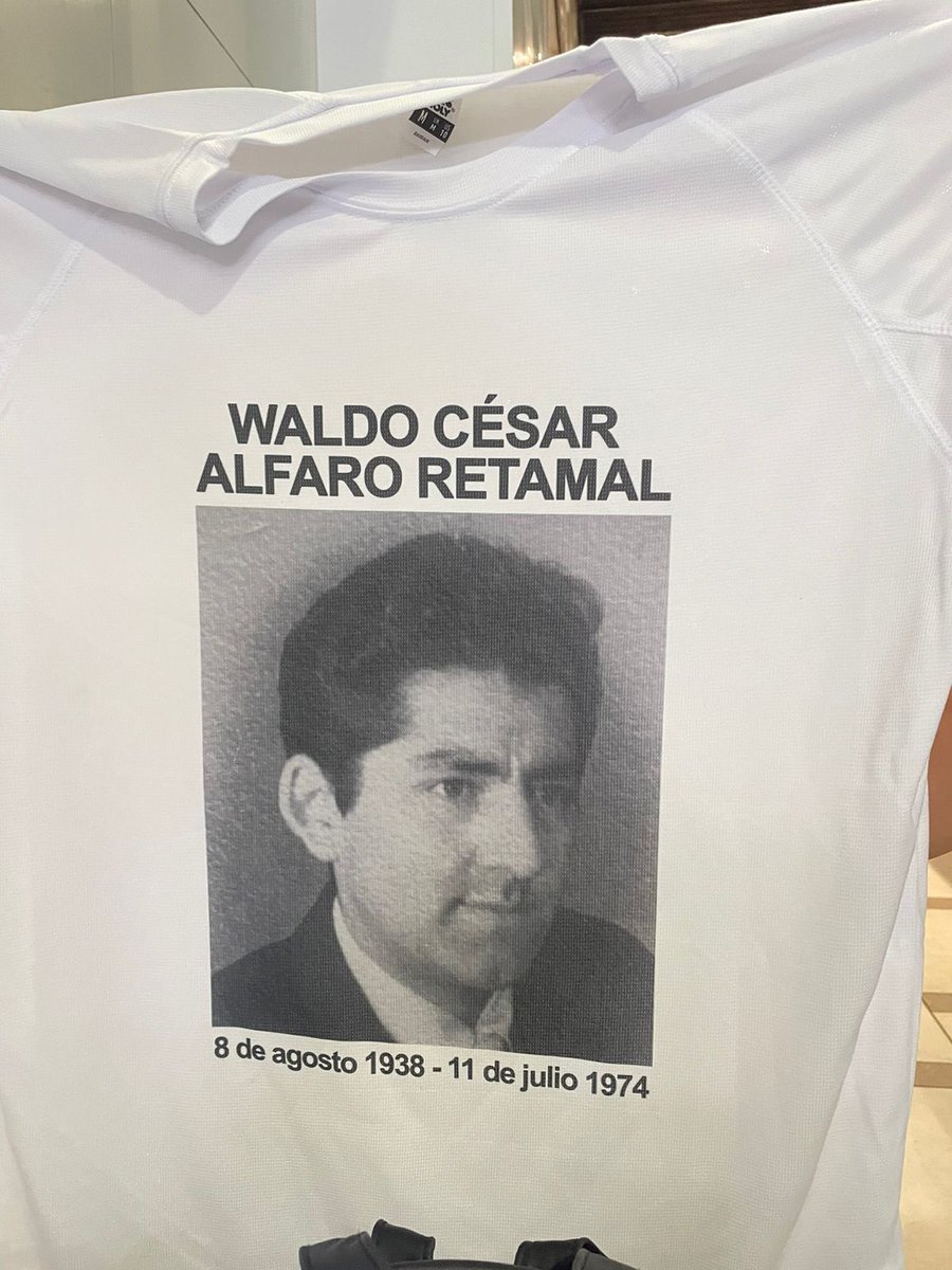 PSChile's tweet photo. Nuestro vicepresidente Arturo Barrios Oteiza ( @BarriosOteiza ) rinde homenaje hoy, en el Balneario El Canelo, a Waldo Alfaro Retamal, Socialista y Enfermero de profesión, asesinado el 11 de Julio 1974.
Cada carrera un homenaje, camisetas por la memoria.
Honor y Gloria ✊🏾🌹 https://t.co/4JzrvQcUSf