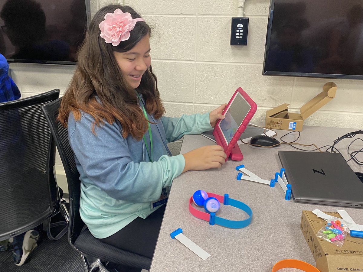 mercy_stem's tweet image. Saturday mornings are for programming. 🤖 These #SSA kids are making the sphero ball roll for 3 seconds. They can also make it change color! #stem #programmingislife #stemkids @ConEdison