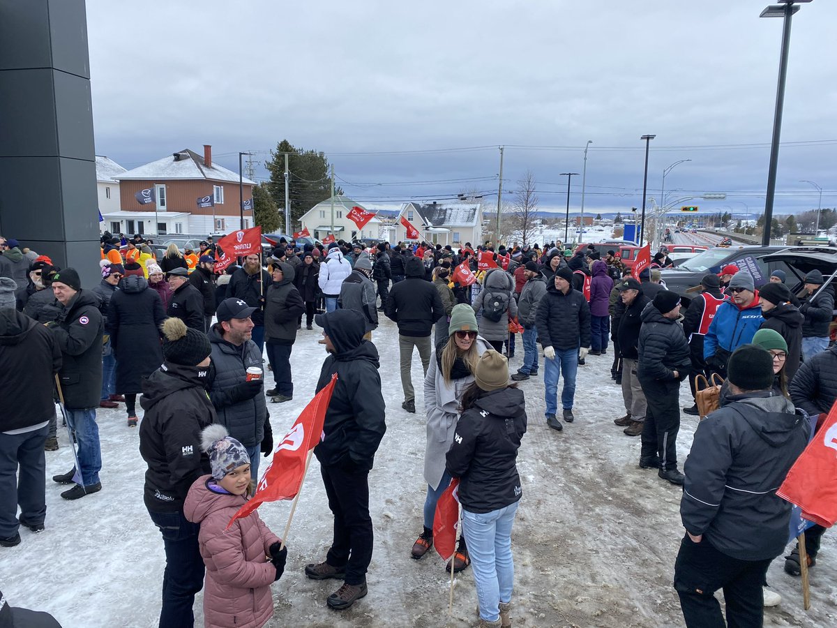 uniforquebec's tweet photo. On se prépare pour la grande marche à Saint-Felicien! ✊🏽#qclab #cariboufautquonseparle https://t.co/V2WW7f8lM2