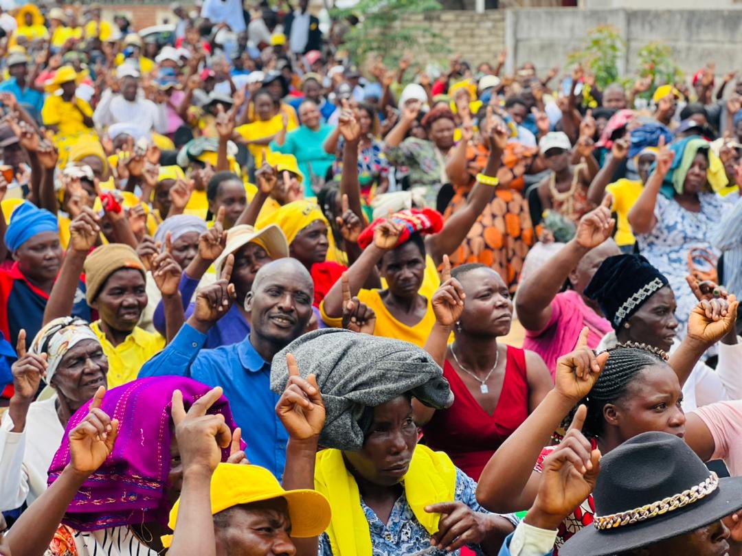 nelsonchamisa's tweet photo. I’m in Masvingo..What an awesome Citizens Interface with the Change Champions and cluster leaders from across the whole province. A Great Zimbabwe is loading..#ZimbabweAgenda2023 #FakaPressure #FakaPrayer https://t.co/KDBvGSKW7v