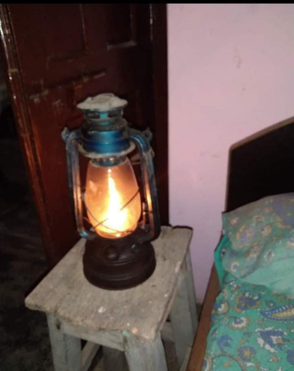 ADHURA_SANKALP's tweet image. कौन कहता है कि गुजरा हुआ जमाना वापस नहीं आता,
 देखो आज लालटेन काम आ गई।।
#UppclStrike