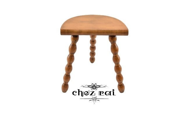 Chezrai1's tweet photo. Excited to share the latest addition to my #etsy shop: Vintage French 13" Small Wooden Bobbin Three Legged D Stool Plant Stand Farmhouse Cottage Display Milking French Vintage Gift / Chez Rai https://t.co/dqTBPiBpeq #brown #stool #dstool #milkingstool #woodstool #stool https://t.co/06WHzQrtSo