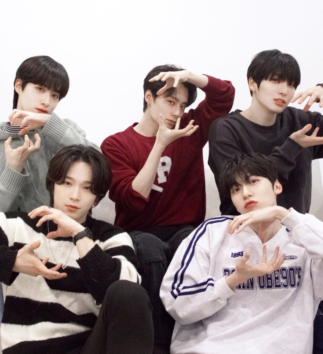 1usloop's tweet image. hello everyone! this is @oneusloop backup account. we’ve already received some copyright strikes on the main account, so to avoid losing it, we’ll be posting some media here from now on (covers, edits and other vids with audio).