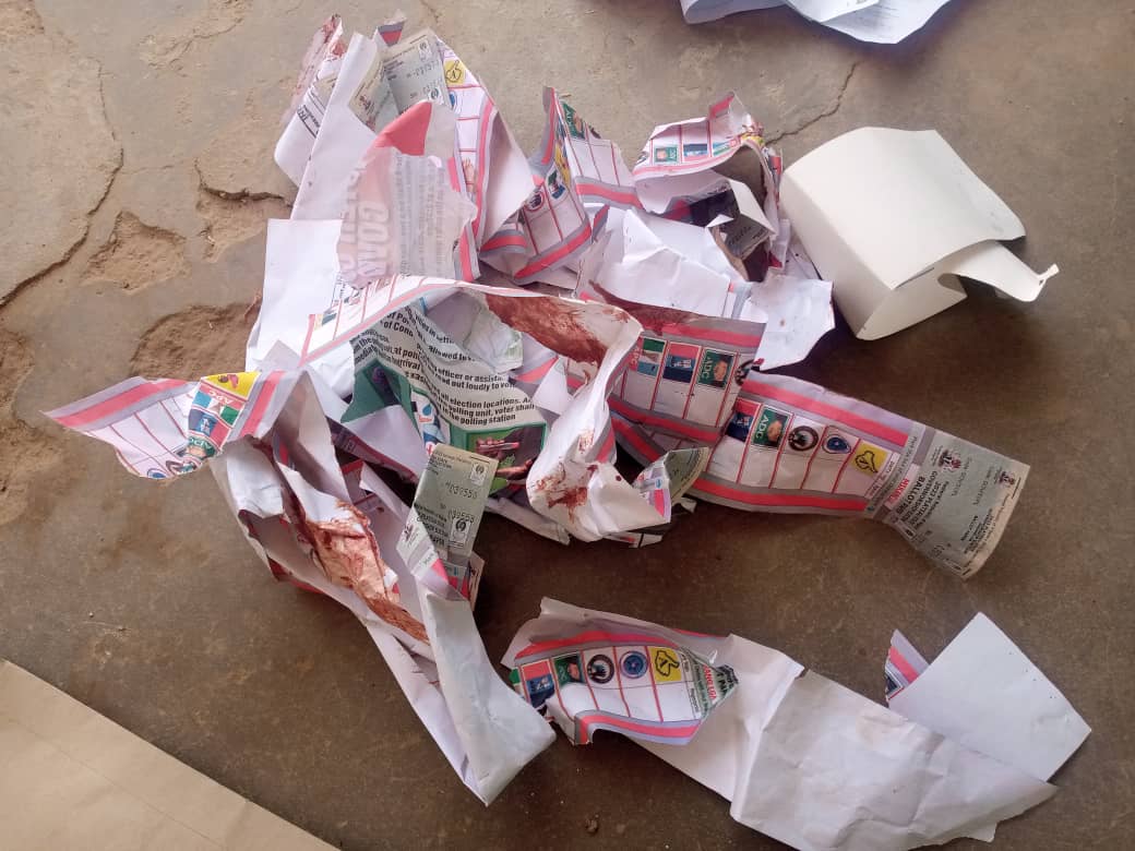 MobilePunch's tweet photo. PHOTOS: Thugs Attack Polling Unit, Destroy Ballot Papers In Plateau 

Thugs attacked the Piapung polling unit in Plateau state's Mikang Local Government Area and destroyed the ballot papers on Saturday.

It was learnt that the thugs who arrived after voting had begun destroying https://t.co/UmNymw208J