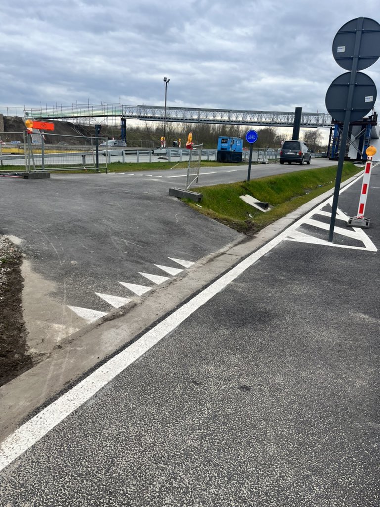 thomasvanhoena2's tweet photo. @GentseFlikken mag dit flitsen en parkeren op fietspad ( r4 Wondelgem ) waardoor geen enkel fietser kan passeren iedereen moet zich correct gedragen … niet pakken om te pakken aub … https://t.co/pmoBbtQGlT
