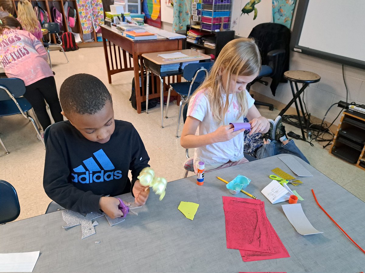 DegeorgeAnnette's tweet photo. Ahh, the trill of teaming up to make a leprechaun trap! 2nd grade at RHESS @howell_stem  @howellprincipal @dramaact1 #Buzzworthy 
The challenge: moving parts https://t.co/HJGIfofHll